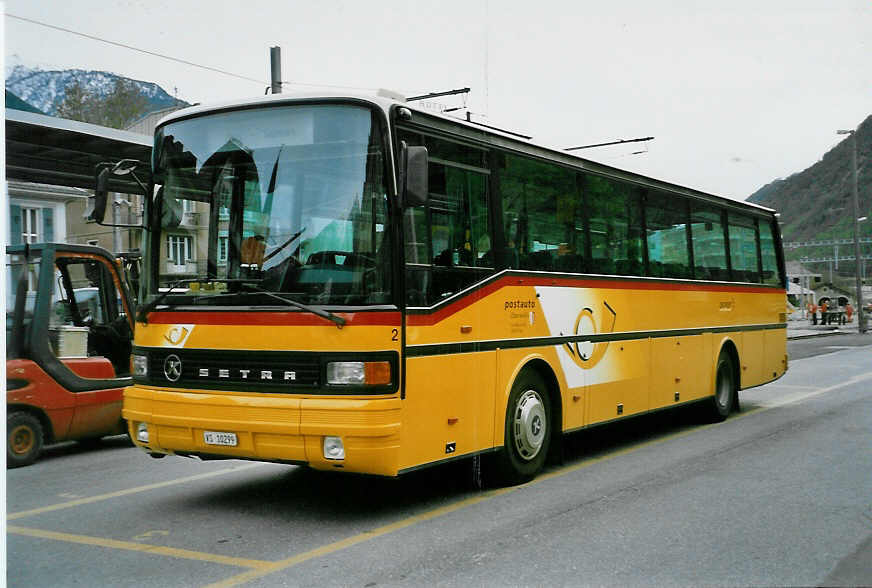 (046'326) - In Albon, Visp - Nr. 2/VS 10'299 - Setra am 24. April 2001 beim Bahnhof Brig