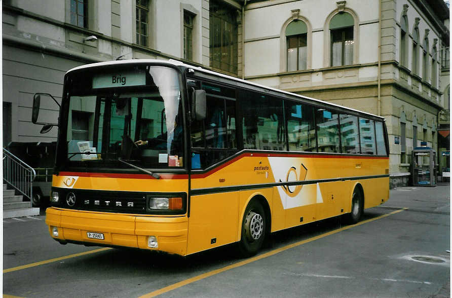 (046'328) - PTT-Regie - P 25'065 - Setra am 24. April 2001 beim Bahnhof Brig