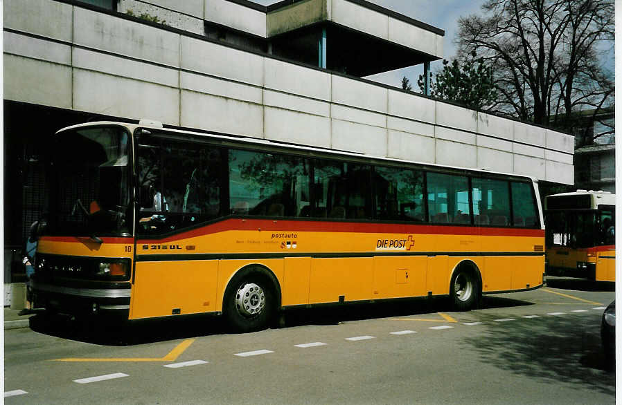 (046'335) - AVA Aarberg - Nr. 10/BE 112'610 - Setra am 28. April 2001 in Aarberg, Post