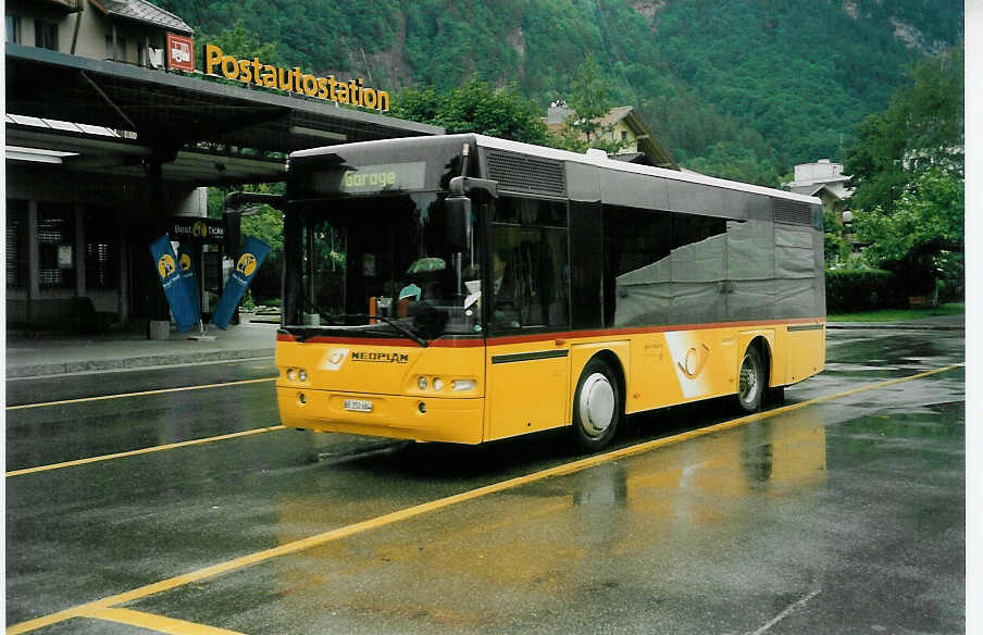 (047'126) - Selfors, Meiringen - BE 250'684 - Neoplan am 10. Juni 2001 in Meiringen, Postautostation