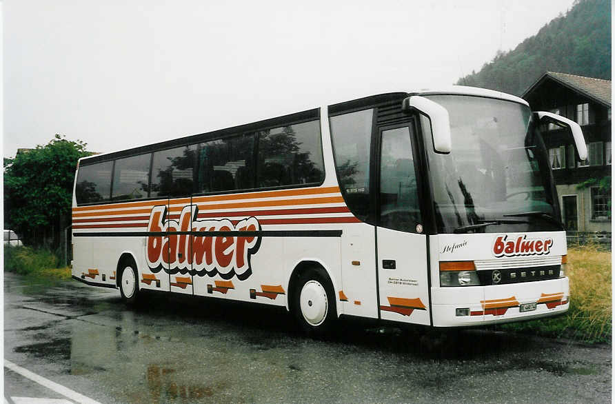 (047'201) - Balmer, Wilderswil - BE 468'740 - Setra am 10. Juni 2001 beim Bahnhof Wilderswil