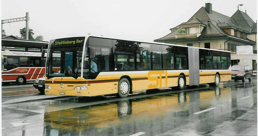 (047'207) - STI Thun - Nr. 85/BE 543'385 - Mercedes am 10. Juni 2001 beim Bahnhof Spiez