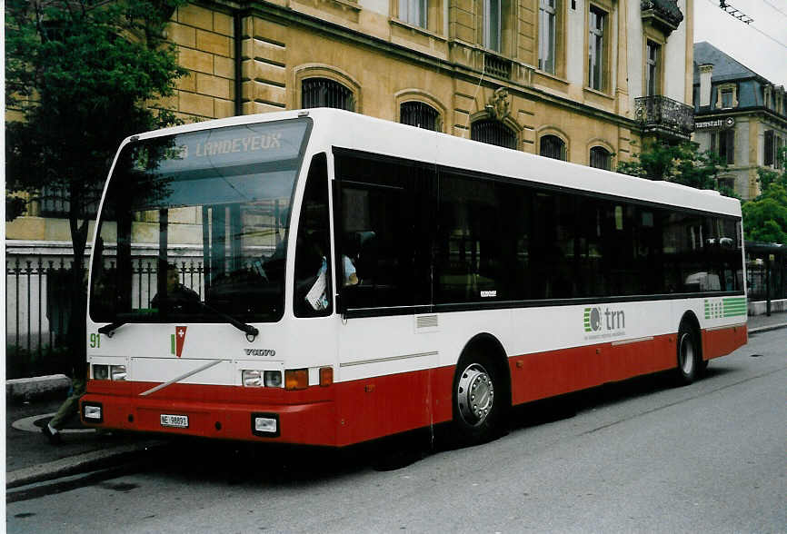 (047'304) - VR La Chaux-de-Fonds - Nr. 91/NE 98'891 - Volvo/Berkhof am 16. Juni 2001 in Neuchtel, Place Pury