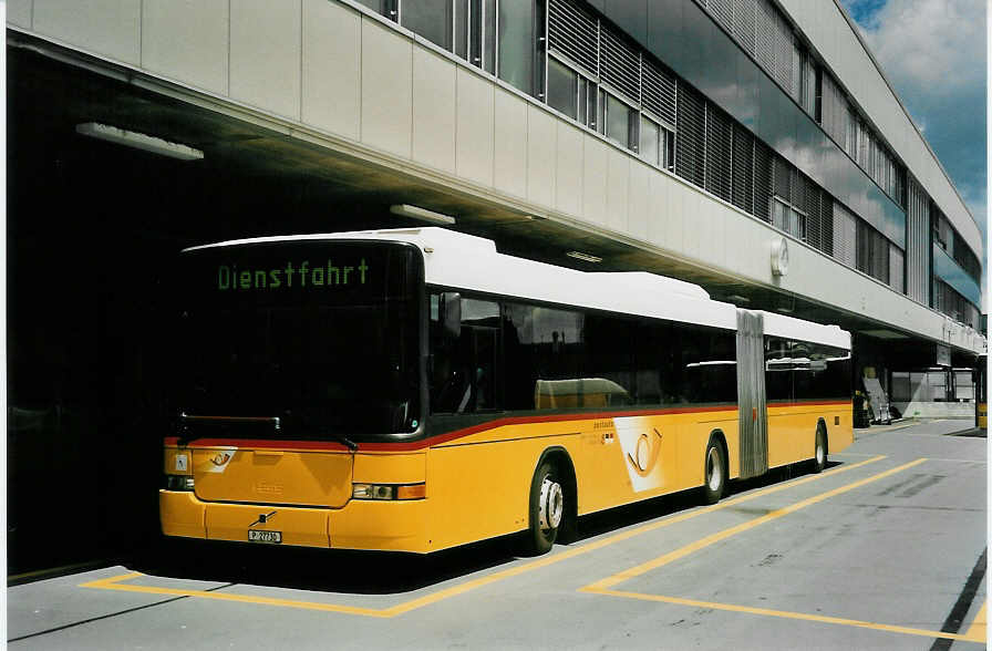 (048'016) - PTT-Regie - P 27'730 - Volvo/Hess am 16. Juli 2001 in Bern, Postautostation