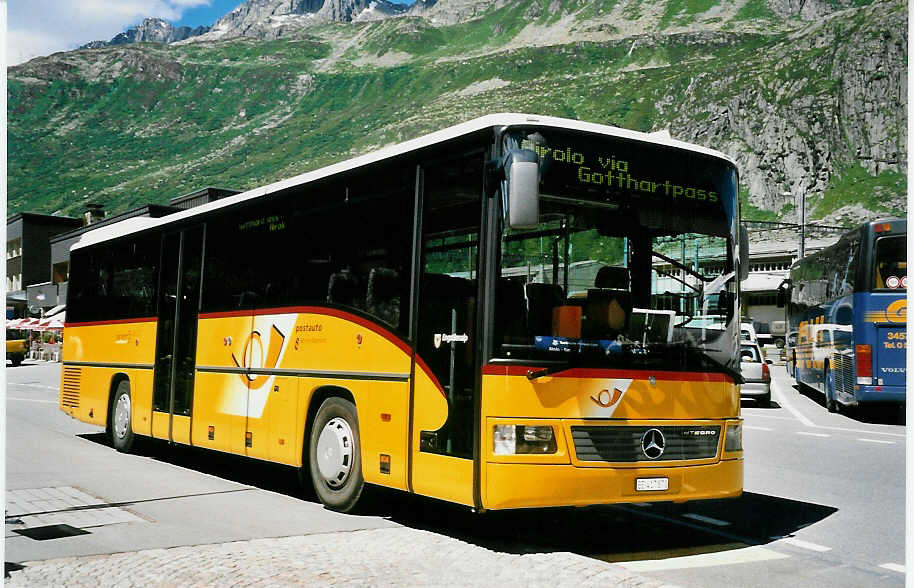 (048'709) - AVG Meiringen - Nr. 70/BE 417'870 - Mercedes am 23. Juli 2001 beim Bahnhof Andermatt