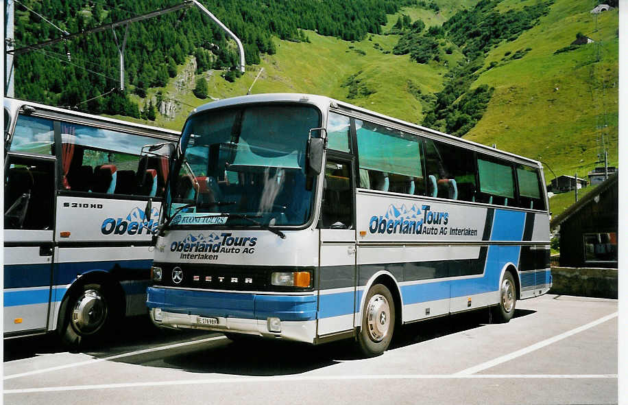 (048'711) - AAGI Interlaken - Nr. 30/BE 176'989 - Setra am 23. Juli 2001 beim Bahnhof Andermatt