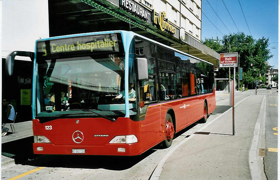 (049'021) - VB Biel - Nr. 123/BE 560'123 - Mercedes am 12. August 2001 beim Bahnhof Biel