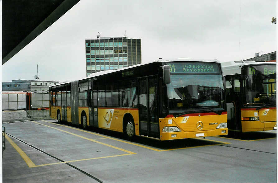 (049'532) - PTT-Regie - P 27'007 - Mercedes am 30. August 2001 in Bern, Postautostation