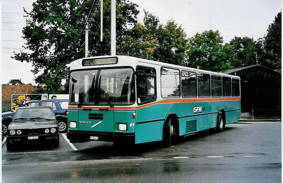 (049'714) - TPF Fribourg - Nr. 87/FR 300'272 - Volvo/Lauber (ex GFM Fribourg Nr. 87) am 16. September 2001 beim Bahnhof Schwarzenburg