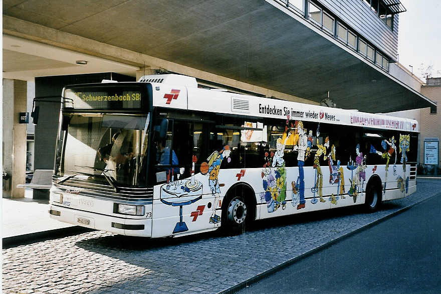 (050'033) - Ryffel, Uster - Nr. 73/ZH 457'075 - Iveco am 6. Oktober 2001 beim Bahnhof Uster