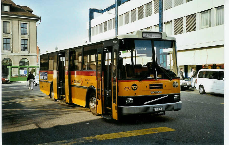 (050'412) - Brem, Wlflinswil - Nr. 4/AG 8195 - Volvo/Lauber am 18. Oktober 2001 beim Bahnhof Aarau