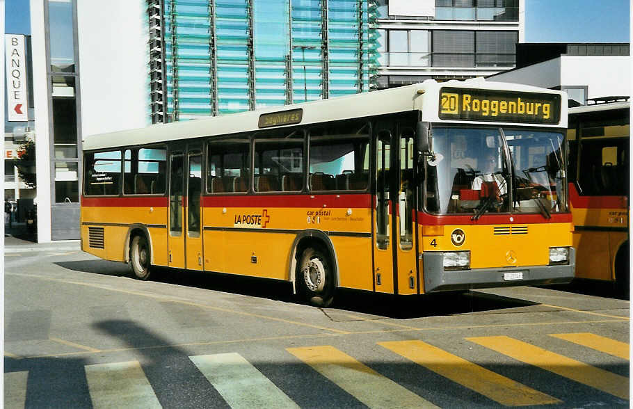 (050'425) - PTT-Regie - P 25'346 - Mercedes/R&J am 19. Oktober 2001 beim Bahnhof Delmont