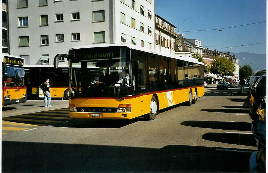 (050'432) - PTT-Regie - P 27'814 - Setra am 19. Oktober 2001 beim Bahnhof Delmont