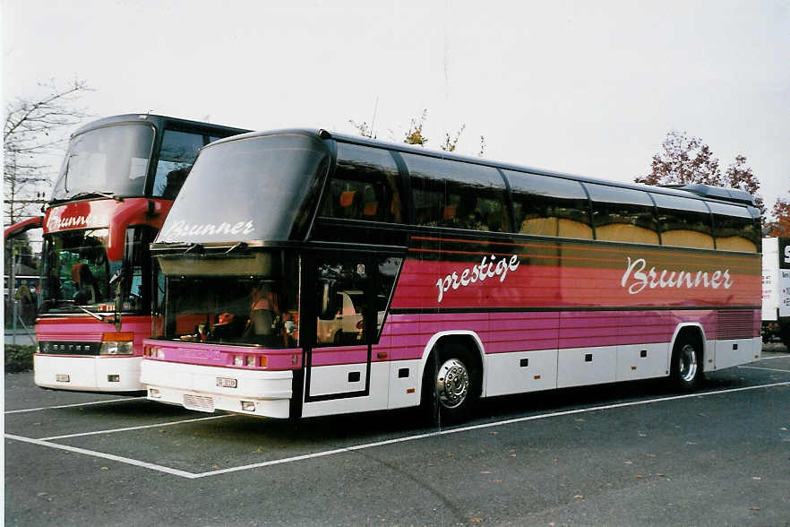 (050'513) - Brunner, Sargans - SG 32'139 - Neoplan am 27. Oktober 2001 in Thun, Seestrasse