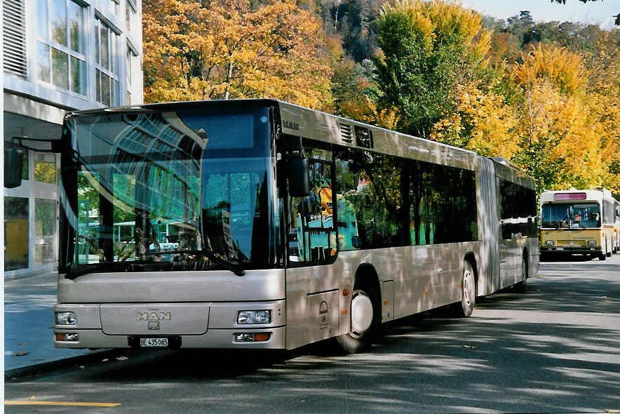 (050'524) - MAN, Otelfingen - BE 435'065 - MAN am 31. Oktober 2001 bei der Schifflndte Thun (Einsatz STI)