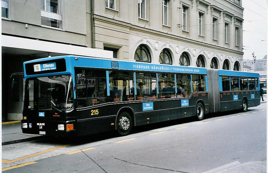 (050'618) - SVB Bern - Nr. 215/BE 513'215 - MAN am 18. November 2001 beim Bahnhof Bern