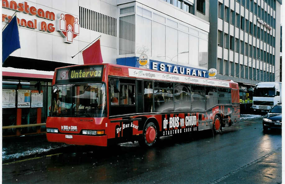 (051'012) - SBC Chur - Nr. 11/GR 97'511 - Neoplan am 27. Dezember 2001 beim Bahnhof Chur