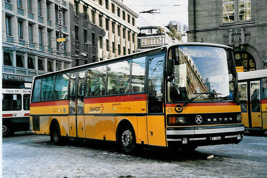 (051'031) - Schwizer, Goldach - Nr. 7/SG 39'524 - Setra am 27. Dezember 2001 beim Bahnhof St. Gallen