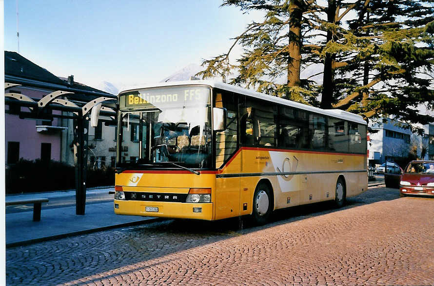 (051'302) - Barenco, Faido - TI 161'282 - Setra am 1. Januar 2002 beim Bahnhof Bellinzona