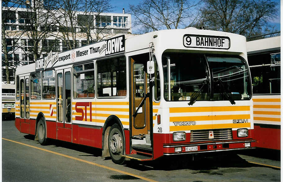 (051'724) - STI Thun - Nr. 28/BE 419'028 - Volvo/R&J (ex SAT Thun Nr. 28) am 30. Januar 2002 bei der Schifflndte Thun