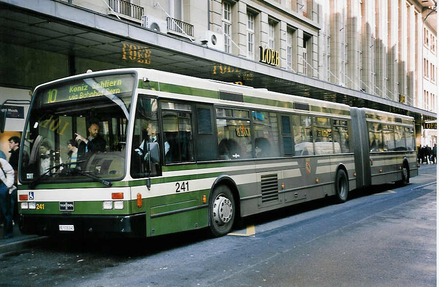 (051'810) - SVB Bern - Nr. 241/BE 518'241 - Van Hool am 4. Februar 2002 beim Bahnhof Bern