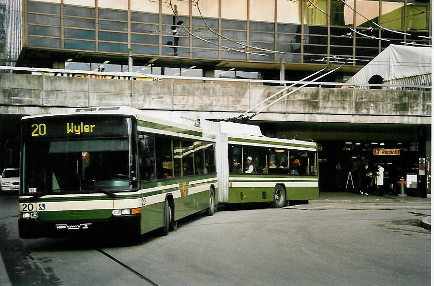 (051'832) - SVB Bern - Nr. 20 - NAW/Hess Gelenktrolleybus am 4. Februar 2002 beim Bahnhof Bern