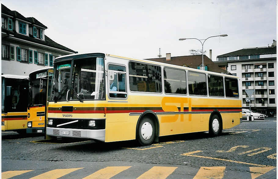 (052'003) - STI Thun - Nr. 4/BE 26'805 - Volvo/Lauber (ex TSG Blumenstein Nr. 5) am 5. Februar 2002 beim Bahnhof Thun