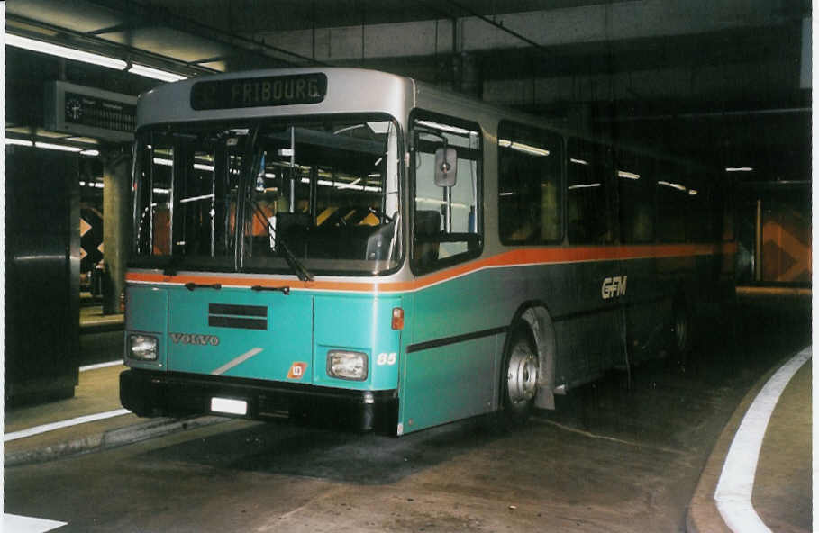 (052'119) - TPF Fribourg - Nr. 85/FR 300'253 - Volvo/Lauber (ex GFM Fribourg Nr. 85) am 17. Februar 2002 in Fribourg, Busbahnhof