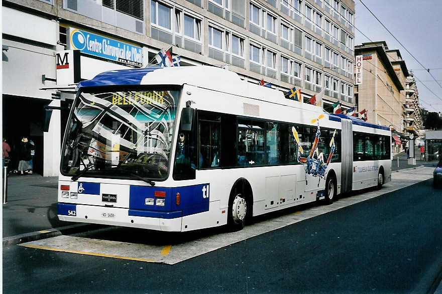 (052'401) - TL Lausanne - Nr. 542/VD 1458 - Van Hool am 17. Mrz 2002 beim Bahnhof Lausanne