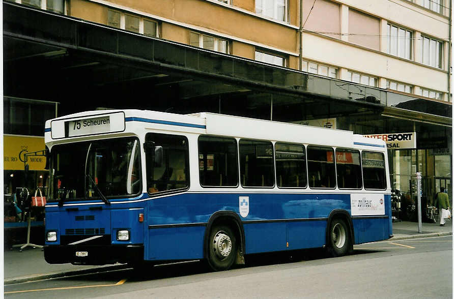 (052'632) - Binggeli, Studen - BE 73'987 - Volvo/Lauber (ex SBC Chur Nr. 16; ex Roth, Chur Nr. 29) am 30. Mrz 2002 beim Bahnhof Biel