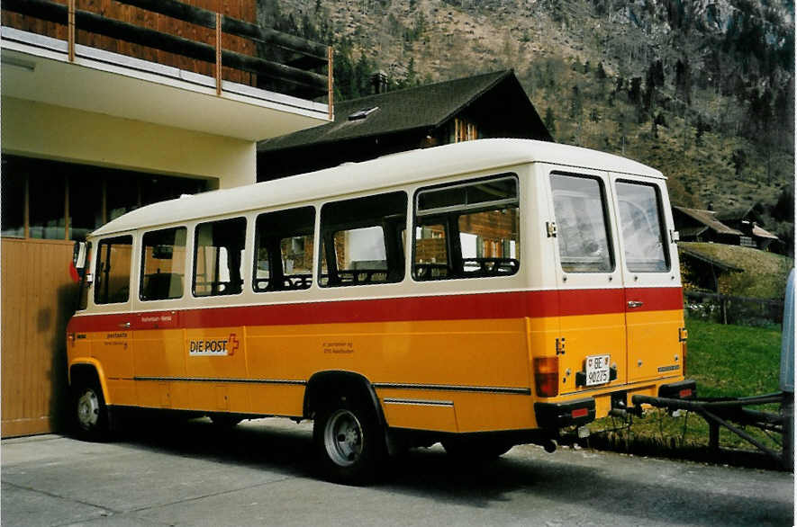 (052'712) - Portenier, Adelboden - Nr. 10/BE 90'275 - Mercedes (ex Geiger, Adelboden Nr. 10) am 1. April 2002 in Kiental, Garage