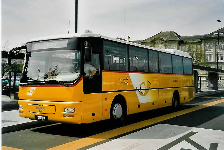 (052'727) - AVJ Les Bioux - VD 2649 - MAN am 6. April 2002 beim Bahnhof Yverdon