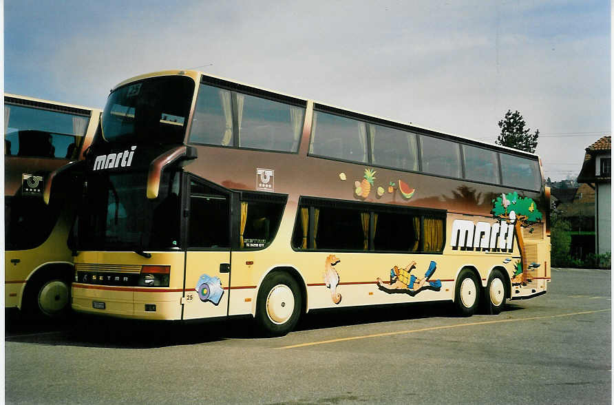 (052'801) - Marti, Kallnach - Nr. 25/BE 572'225 - Setra am 6. April 2002 in Kallnach, Garage