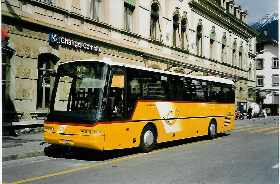 (053'036) - PTT-Regie - P 25'152 - Neoplan am 18. April 2002 beim Bahnhof Brig