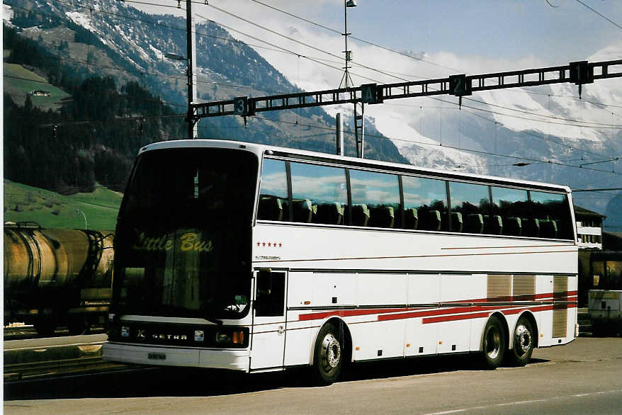 (053'213) - Little Bus, Dietikon - ZH 287'949 - Setra am 21. April 2002 beim Bahnhof Frutigen