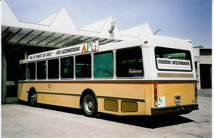 (053'237) - STI Thun - Nr. 51/BE 396'551 - Saurer/R&J am 7. Mai 2002 in Thun, Garage