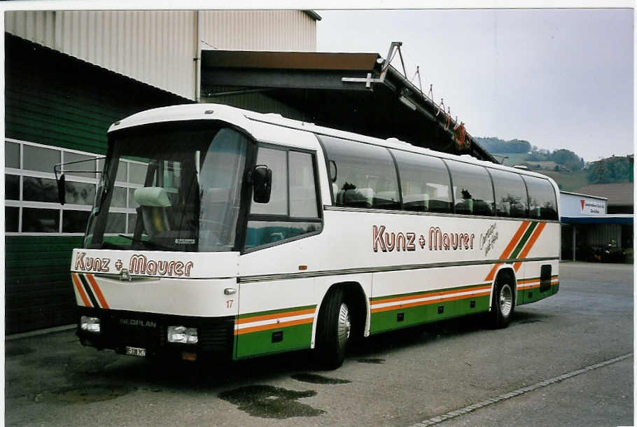 (053'303) - Kunz+Maurer, Burgistein - Nr. 17/BE 338'317 - Neoplan am 9. Mai 2002 in Burgistein, Garage