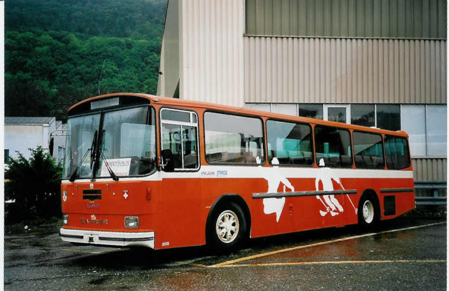 (053'411) - Crzer, Scuol - Nr. 90 - Saurer/Hess (ex Sulser, Wohlen; ex RTB Altsttten Nr. 62) am 18. Mai 2002 in Biel, Rattinbus