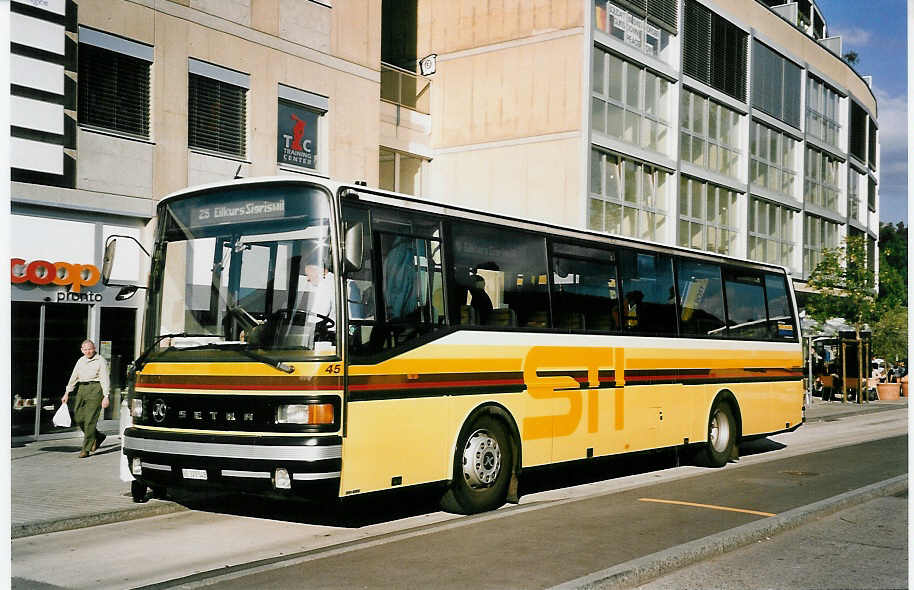 (053'530) - STI Thun - Nr. 45/BE 322'545 - Setra (ex AGS Sigriswil Nr. 3) am 30. Mai 2002 beim Bahnhof Thun