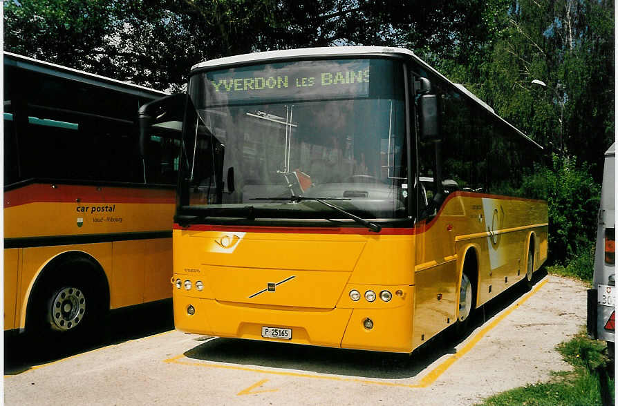 (054'115) - PTT-Regie - P 25'165 - Volvo am 22. Juni 2002 in Yverdon, Garage