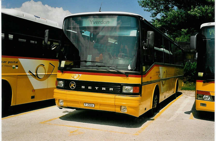 (054'117) - PTT-Regie - P 25'014 - Setra am 22. Juni 2002 in Yverdon, Garage