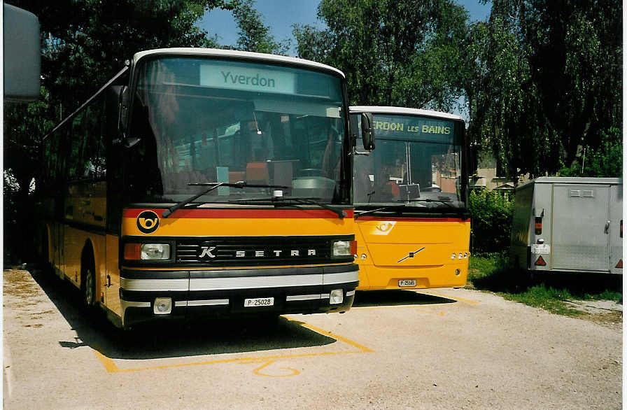 (054'121) - PTT-Regie - P 25'028 - Setra am 22. Juni 2002 in Yverdon, Garage