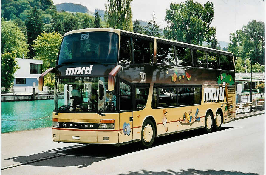 (054'321) - Marti, Kallnach - Nr. 25/BE 572'225 - Setra am 11. Juli 2002 bei der Schifflndte Thun