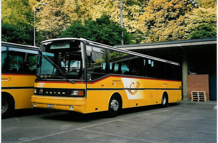 (054'716) - PTT-Regie - P 25'032 - Setra am 22. Juli 2002 in Lugano, Garage TPL