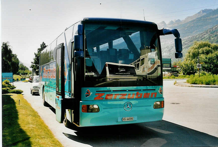 (054'829) - Zerzuben, Bisp-Eyholz - Nr. 15/VS 44'590 - Mercedes am 23. Juli 2002 in Visp, Garage