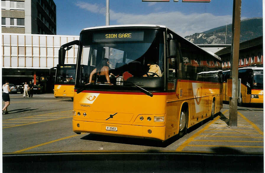 (054'905) - PTT-Regie - P 25'653 - Volvo am 23. Juli 2002 beim Bahnhof Sion