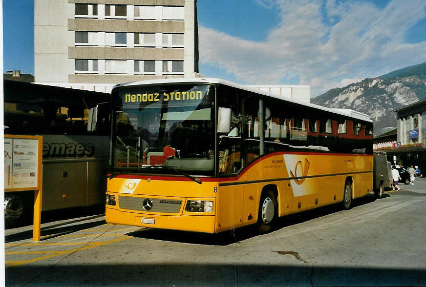 (054'915) - Lathion, Sion - Nr. 8/VS 12'569 - Mercedes am 23. Juli 2002 beim Bahnhof Sion