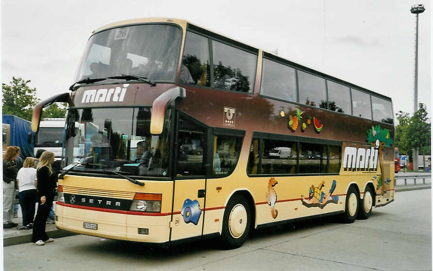 (054'932) - Aus der Schweiz: Marti, Kallnach - Nr. 25/BE 572'225 - Setra am 25. Juli 2002 in Lrrach, Grenze