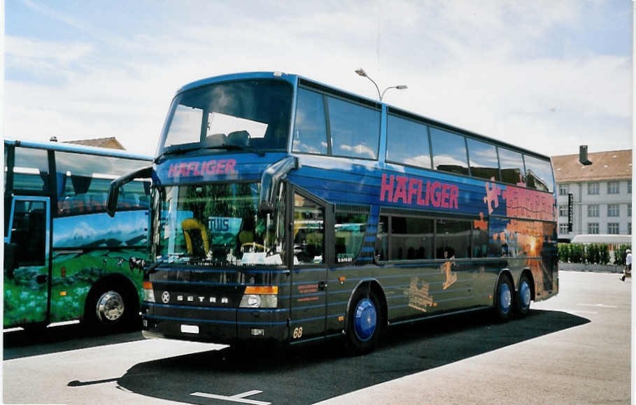 (055'305) - Hfliger, Sursee - Nr. 68/LU 15'536 - Setra am 5. August 2002 in Biel, Terminal B