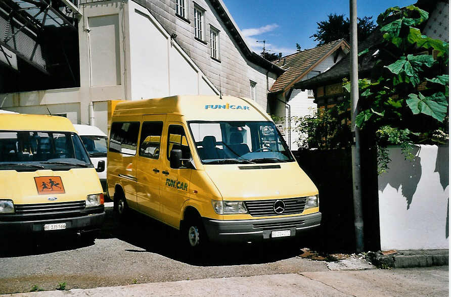 (055'311) - Funi-Car, Biel - Nr. 72/BE 214'272 - Mercedes am 5. August 2002 in Biel, Garage